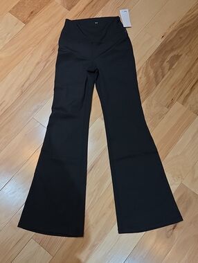 Yogalicious LUX EVERYDAY FLARE PANT, Size Medium.  NWT